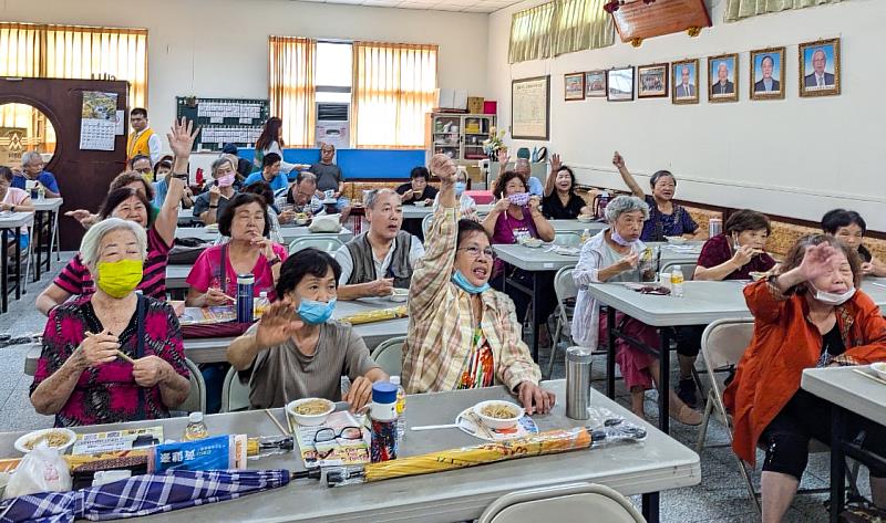 永慶加盟四品牌中區經管會於台中北屯平昌里舉辦防詐講座，里民熱情參加、踴躍舉手發問。(永慶房產集團提供)