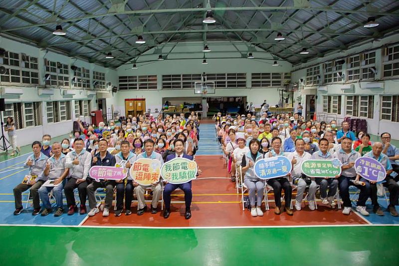 竹市第7場節能宣導活動，代理市長邱臣遠與里鄰長及參加民眾合影。