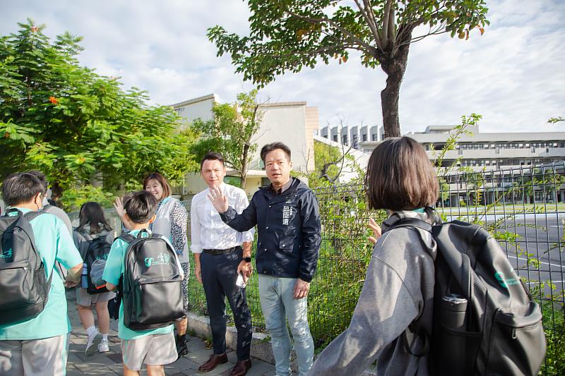 圖1：代理市長邱臣遠及教育處長林立生、育賢國中校長王信友、明湖里長林汶蓉至青草湖國小旁亞美加社區站，陪同學生搭乘交通車前往育賢國中，並視察南區通學專車使用情形