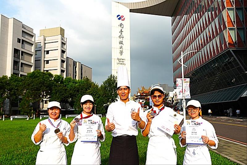 南臺科大餐旅管理系學生囊括第六屆TCAC台灣國際廚藝美食挑戰賽2銅牌1佳作。