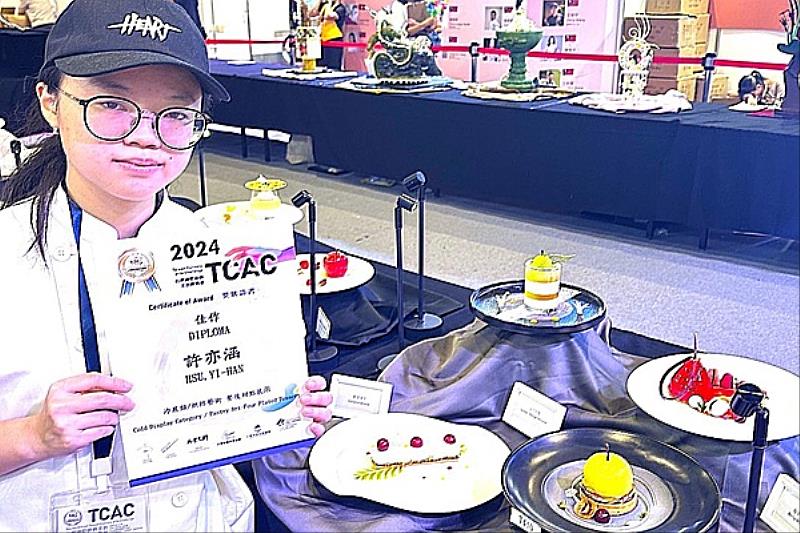 南臺科大餐旅系許亦涵同學參加「2024年第六屆 TCAC台灣國際廚藝美食挑戰賽」餐後四盤甜點展示組榮獲佳作獎。