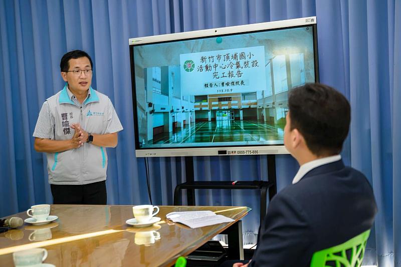 代理市長邱臣遠仔細聆聽曹校長報告校內狀況