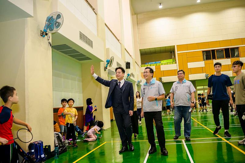 代理市長邱臣遠前往頂埔國小活動中心視察冷氣設備完工情形，學童開心的使用有冷氣的活動中心