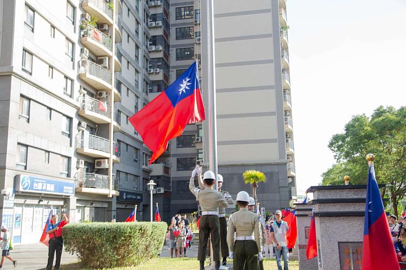 113年國慶升旗典禮暨音樂嘉年華會，由代理市長邱臣遠親自主持盛典