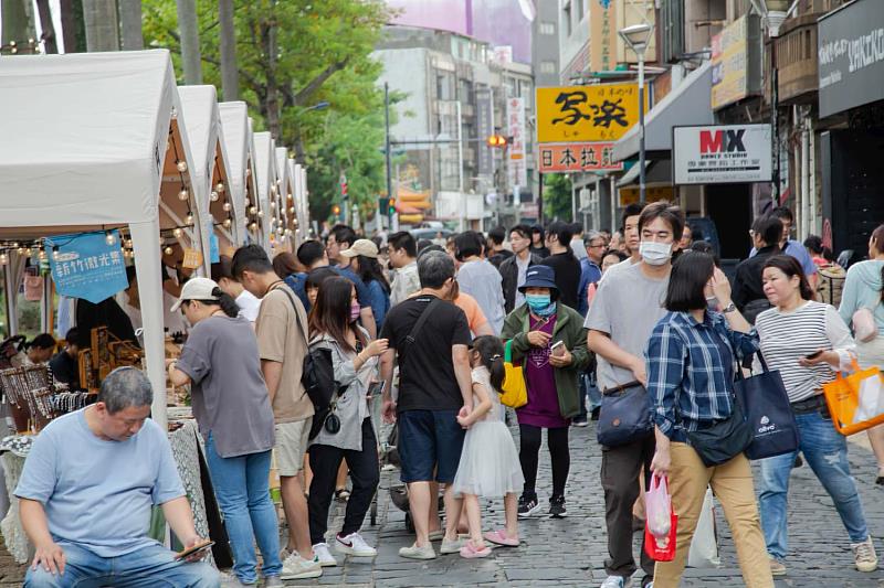 竹市「竹風好市-新竹微光集」在護城河畔打造燈光藝術裝置、假日市集