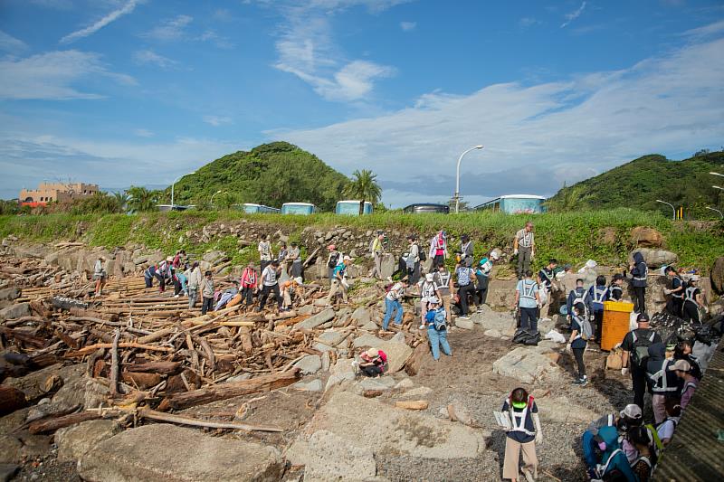 圖四：富邦金控員工永續生態活動前往基隆和平島，透過清除海岸廢棄物，維護潮間帶生物生存的棲息地。