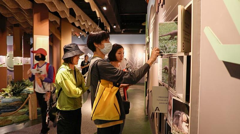 圖三：富邦金控員工永續生態活動前往陽明山國家公園，環境友善種子講師帶領富邦同仁認識陽明山動植物生態。