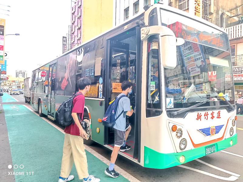 新竹客運營運之11甲公車路線，拍攝地點在火車站（中正路）。