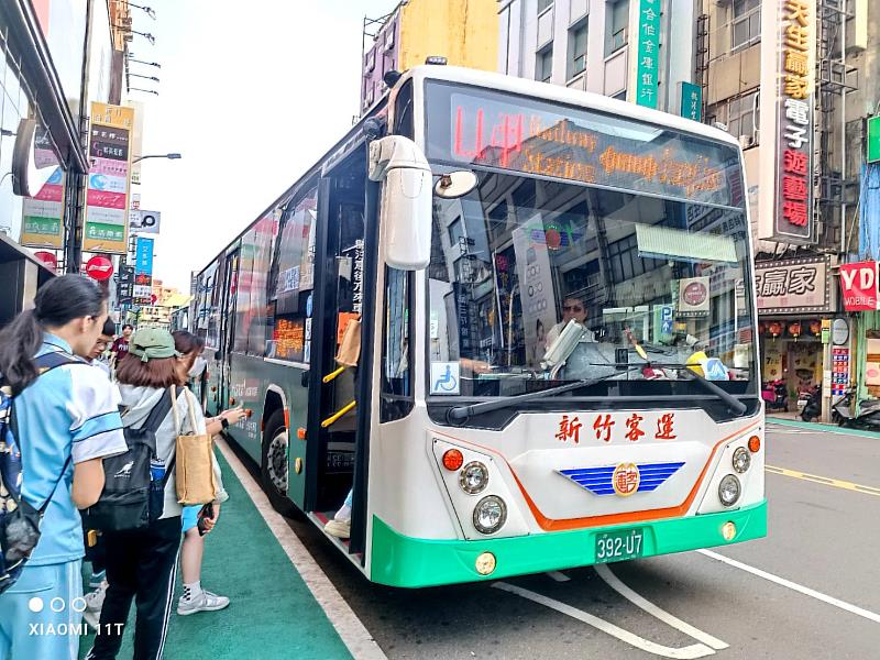 新竹客運營運之11甲公車路線，拍攝地點在火車站（中正路）。