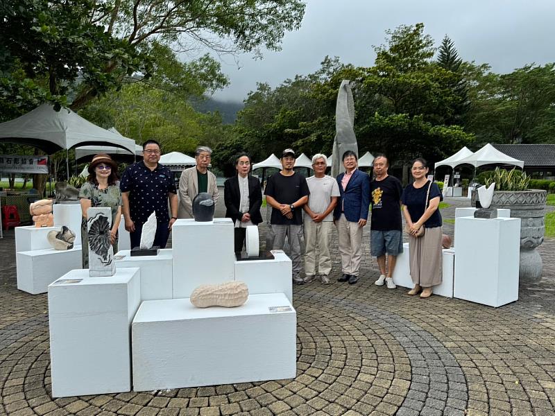 藝術學院廖慶華院長與藤原洋次郎老師、高橋昌人老師一同前往鯉魚潭手敲石雕藝術節參觀。