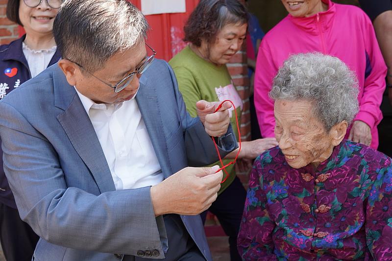 重陽節走訪芎林、竹北人瑞  縣長楊文科祝賀「長命160歲!」