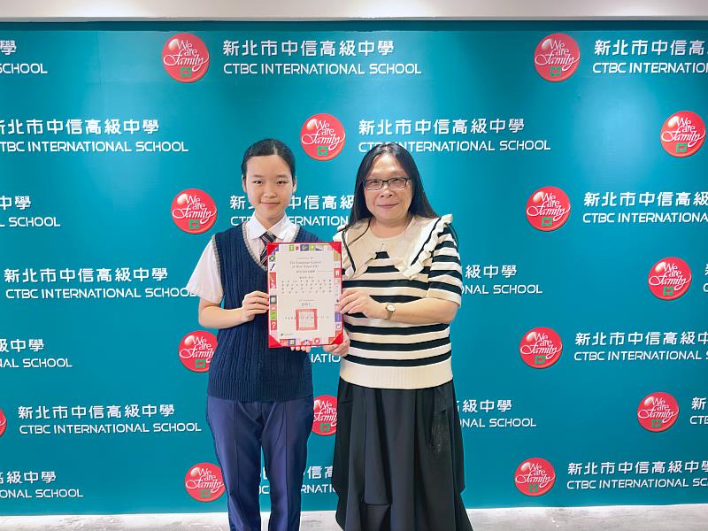 劉桐序（左）與指導老師陳安琪（右）合影。（圖/中信高級中學提供）