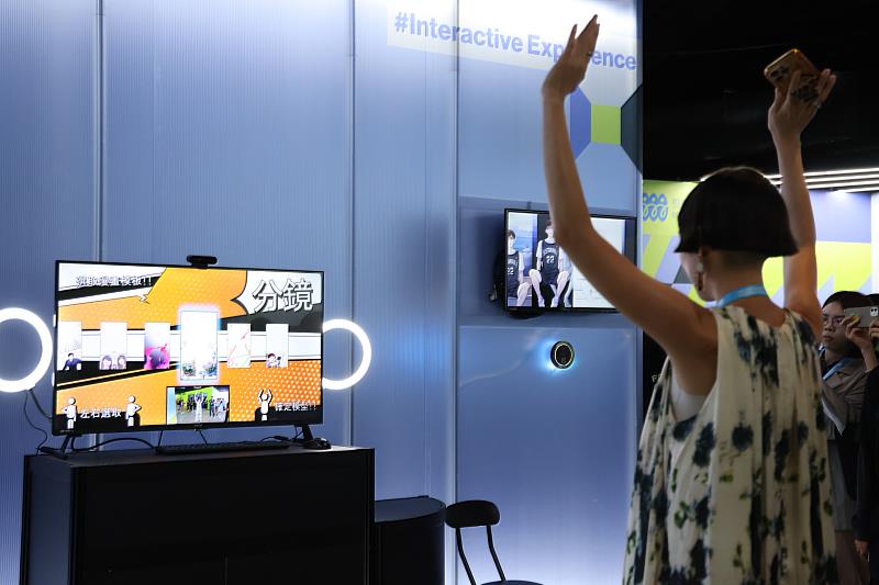 「INNOVATIONS」展區設有AI漫畫加速器互動體驗,利用AI演算將人物動作轉化為漫畫角色,並產出單幅漫畫作品。