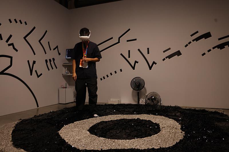 「XR_DREAMLAND」參展作品《尋山》為壞鞋子舞蹈劇場的首部VR影像作品,地上海綿模擬森林裡堆積的落葉,觀眾將赤腳踏上一段向內探索的旅程。