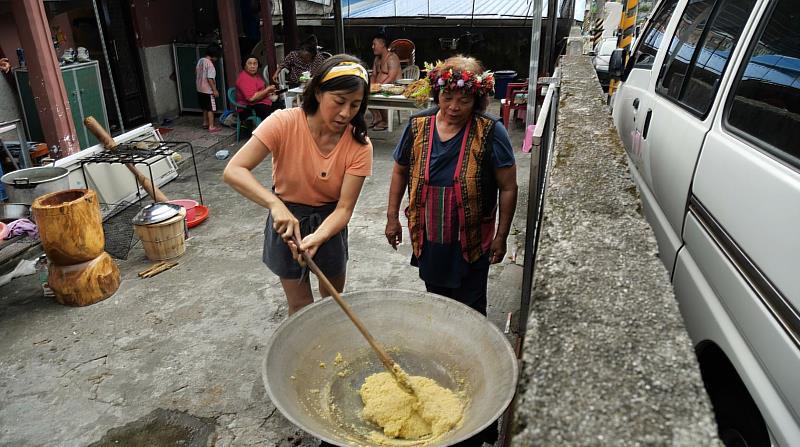 圖1-《ila跟土地學做飯》第3季透過國際食農專家柯沛如深入介紹布農族的五穀餐與250種小米復育計畫，了解到這些小米在面對環境挑戰時的重要性。