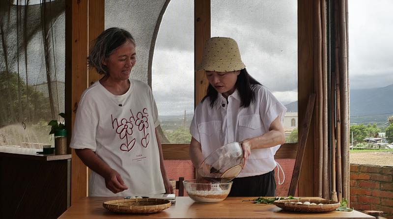 圖2-《ila跟土地學做飯》第3季透過知名中醫師鄒瑋倫走訪台東關山的電光部落，探討當地人如何善用植物酒麴與養生湯來維持健康、延年益壽。