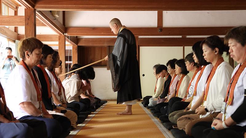 永源寺「打香板」體驗。（圖由靈鷲山佛教教團提供）