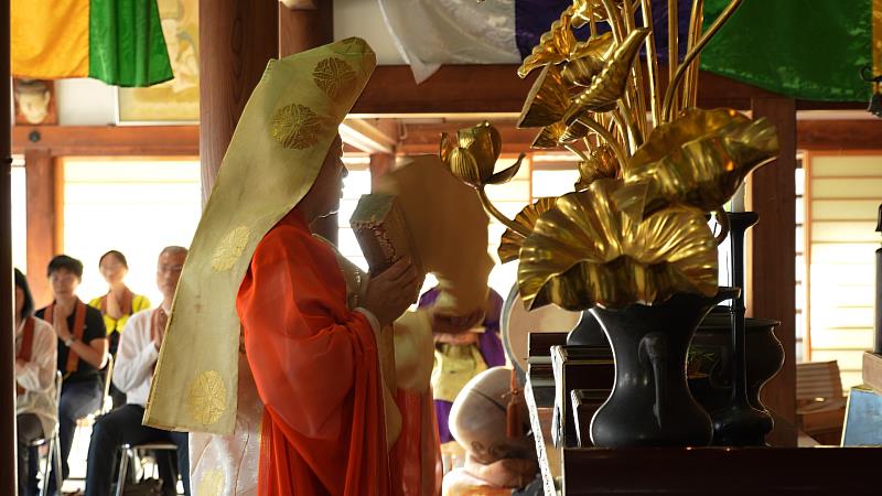 潮音寺住持轉讀《大般若經》。（圖由靈鷲山佛教教團提供）