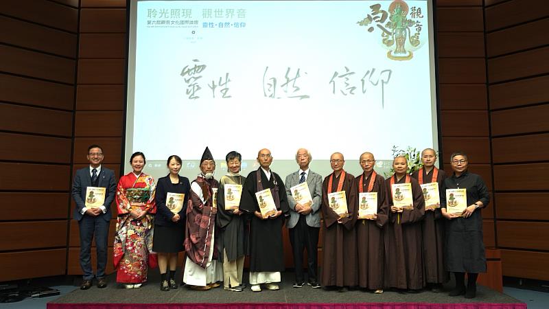 Symposium group photo with honorable guests and LJM masters. （Photo Courtesy of LJM）