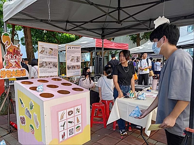 「點亮左鎮相放伴」學生社群（點亮左鎮相放伴—創意生活加值計畫）以「沙包丟丟樂」互動遊戲，引導參與學生認識左鎮當地特產的特色。