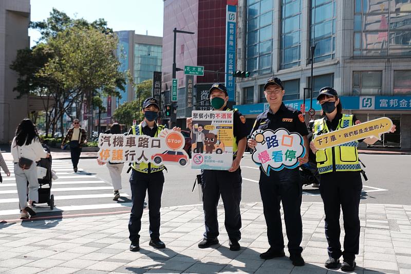 警局同仁向民眾宣導車輛行經路口應暫停禮讓行人，以及行人應遵守標誌、標線和號誌的觀念