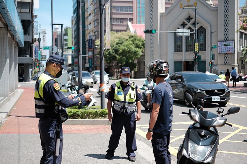 警局同仁向民眾宣導車輛行經路口應暫停禮讓行人，以及行人應遵守標誌、標線和號誌的觀念