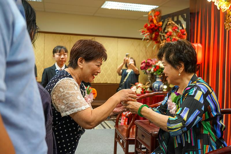 校友總會許幸娟榮譽總會長(左)奉茶予閔蓉蓉創辦人(右)