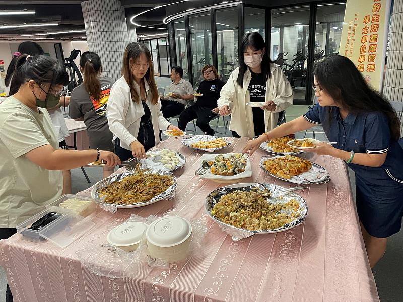 學生享用美味餐點