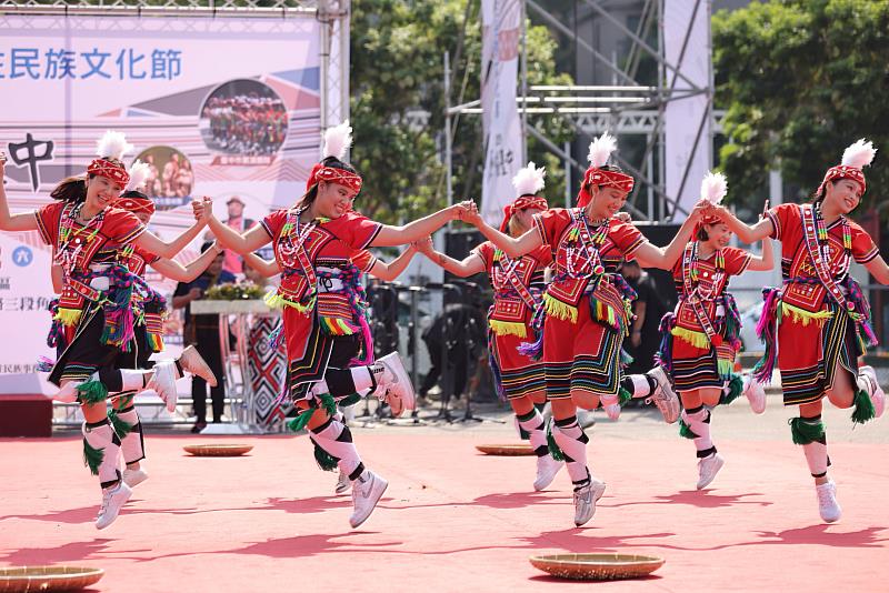 台中市一年一度的原住民族文化節，12日在西屯區小來公園旁熱烈展開。(圖片來源/台中市政府原住民族事務委員會)