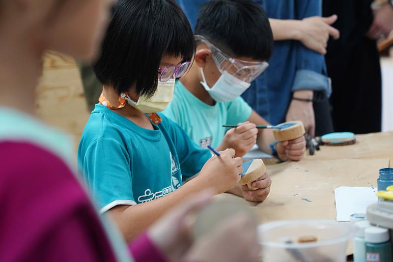 透過由學生親手打磨木片、鑽孔、上色等參與實踐過程，打造出三灣國小食育教室的櫥櫃上獨一無二的造型門把。