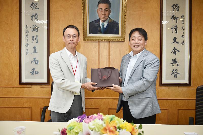 文化大學王子奇校長(左)、琉球大學副院長Fujita 先生(右)交換禮物。