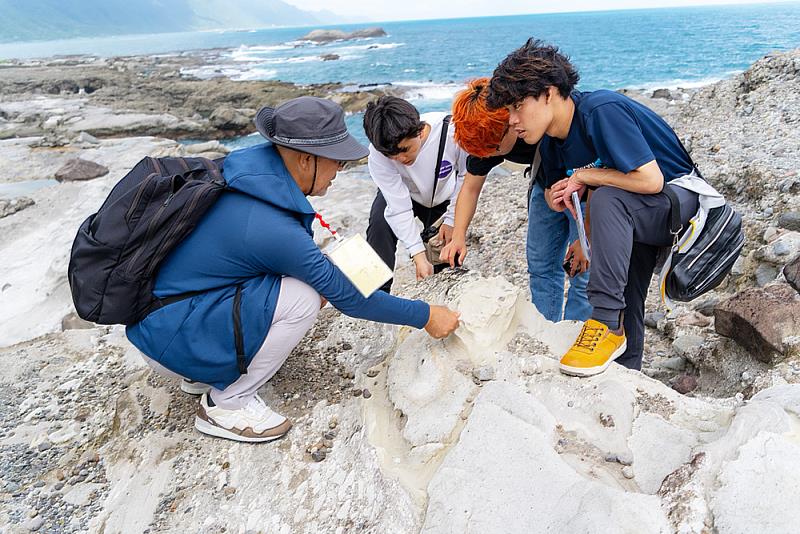 台、日學生們在實地學習海岸山脈與中央山脈的地質碰撞與形成過程，深入了解台灣的地質構造。