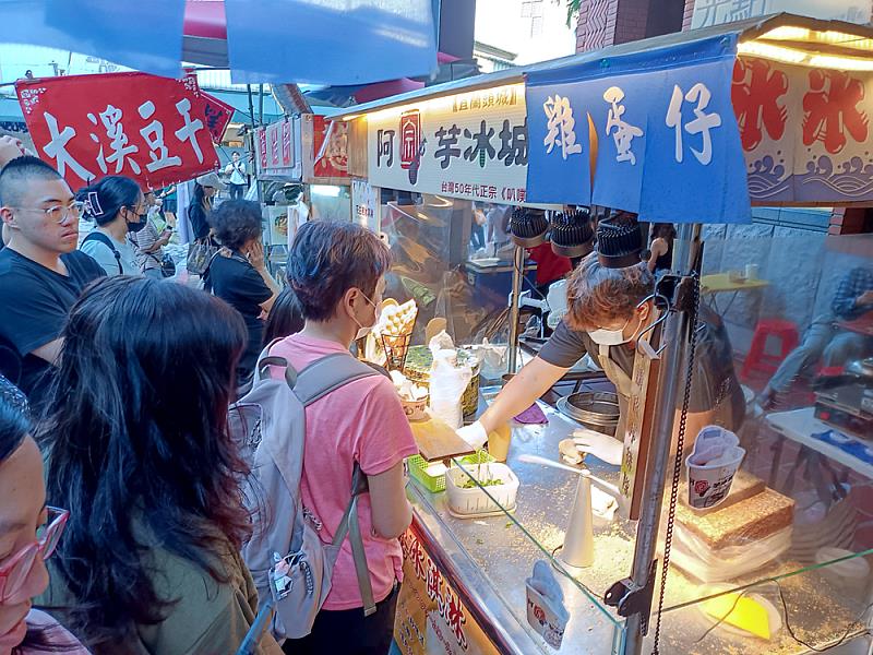 鶯歌老街上空瀰漫著香甜的美食氣息，街頭表演者穿梭在人群中，為這個小鎮注入了更多生氣。