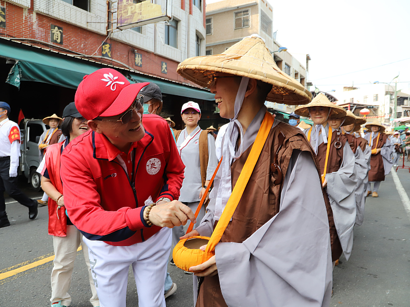 「2024百萬人興學行腳托缽」活動，南華大學高俊雄校長(左)投缽並率教職員生感謝百萬人護持興學。