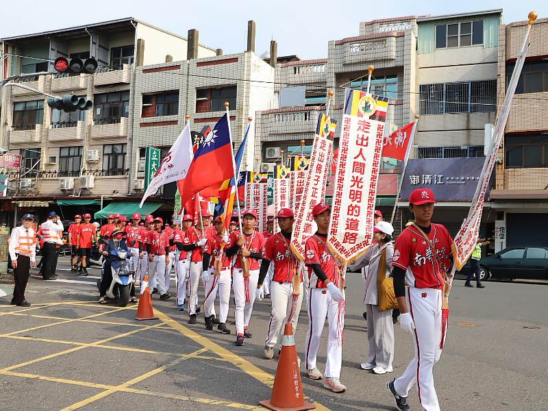 「2024百萬人興學行腳托缽」活動，南華大學棒球隊擔任掌旗旗手。