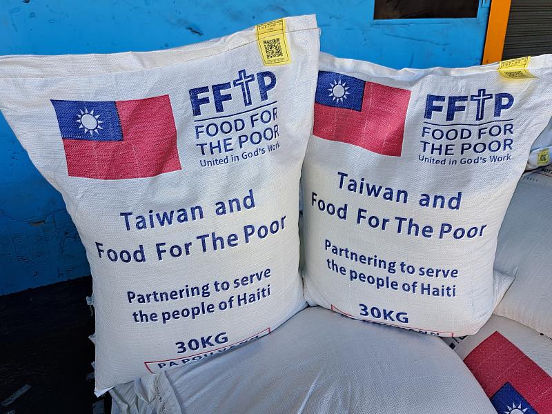 與外交部及糧食濟貧組織（FFTP）合作援助海地30公斤包裝白米