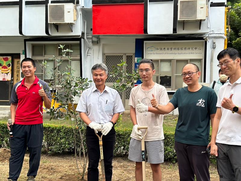 南大總務長陳耀宏教授與師生們一同種下石斑木象徵著校園永續經營的承諾