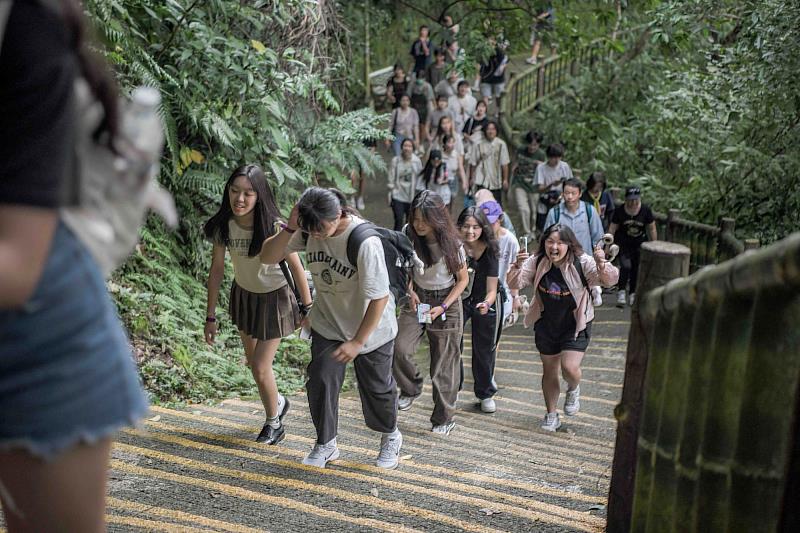 世新大學校園被仙跡岩登山步道環繞。（世新大學提供）