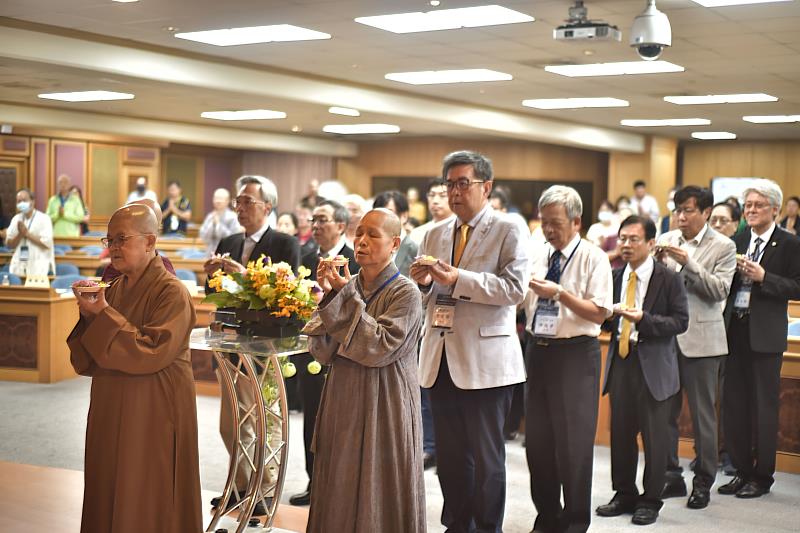 華梵大學創辦人曉雲導師禪寂二十週年紀念活動，師生與貴賓行三具足供養。