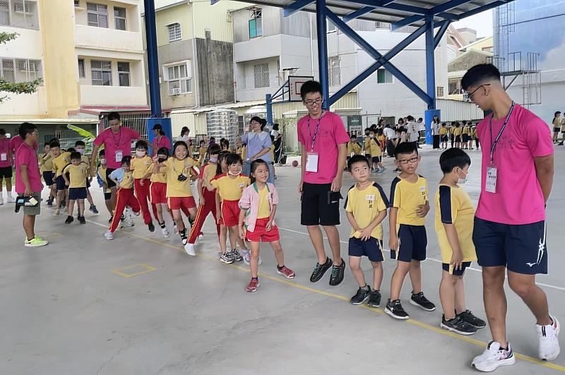 嘉藥大學生與國小孩童透過遊戲建立起彼此信任感