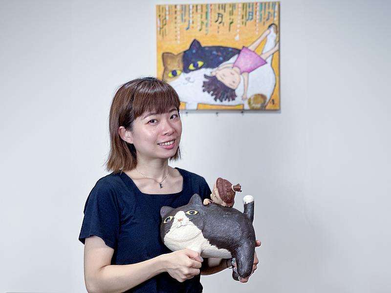 【韻】藝術家李善愔，以年輕世代的視角，展出她2021年創作的「仙仙不想動」系列。以可愛詼諧的方式表達青年面對現實社會時的無聲抗議，，巧妙呈現出這一代年輕人心中的倦怠與掙扎。