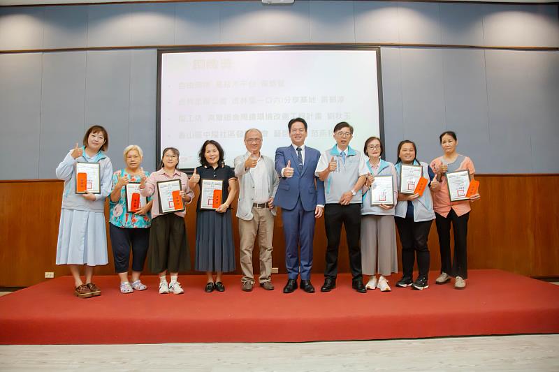 112年度社區規劃師成果展，代理市長邱臣遠親自頒獎，與得獎社區合影。