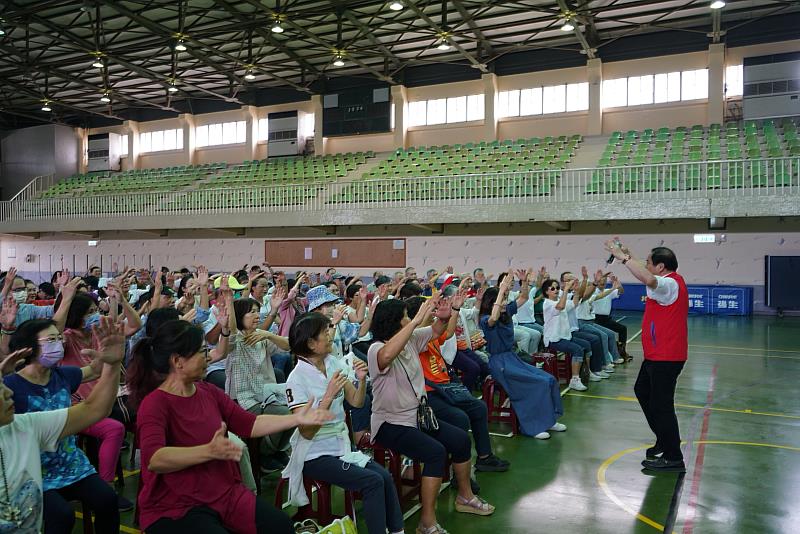 高雄救國團指導老師的林明道帶領全場學員進行充滿活力的帶動唱活動