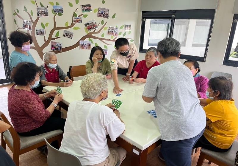 長輩們全神貫注的玩樂UNO桌遊遊戲中。