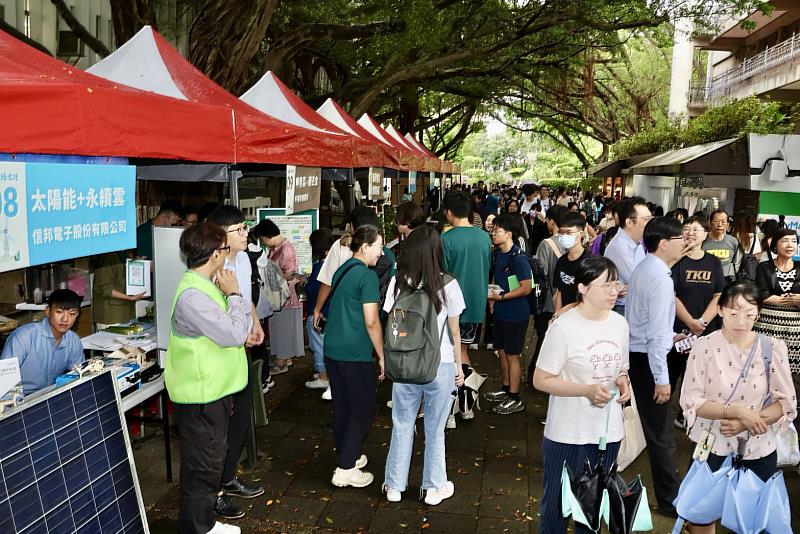 淡江大學「淡碳綠生活」活動設有13個攤位，師生們踴躍參與體驗。（圖／淡江大學提供）