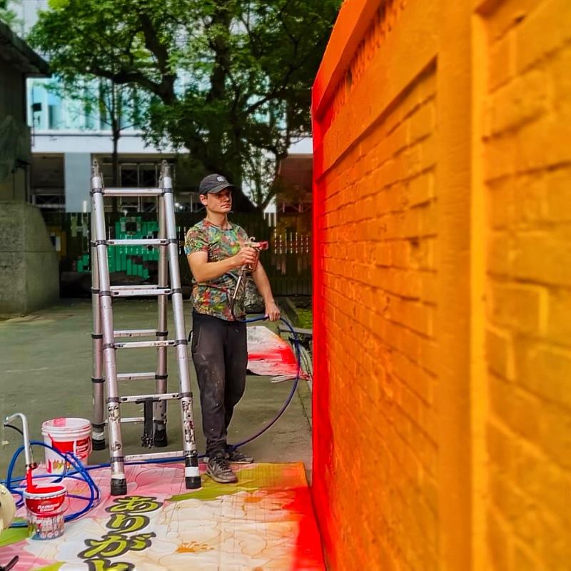 435荷蘭籍駐村藝術家龍阿水參與國際塗鴉藝術節，進行現地創作