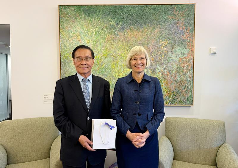 葛煥昭校長(左)一行人拜會昆士蘭大學校長Professor Deborah Terry AC。(圖/淡江大學提供)