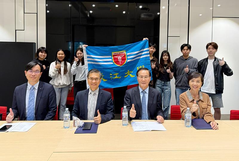 葛煥昭校長(前排右2)一行人與在昆士蘭理工大學研修的淡江學生茶敘。(圖/淡江大學提供)