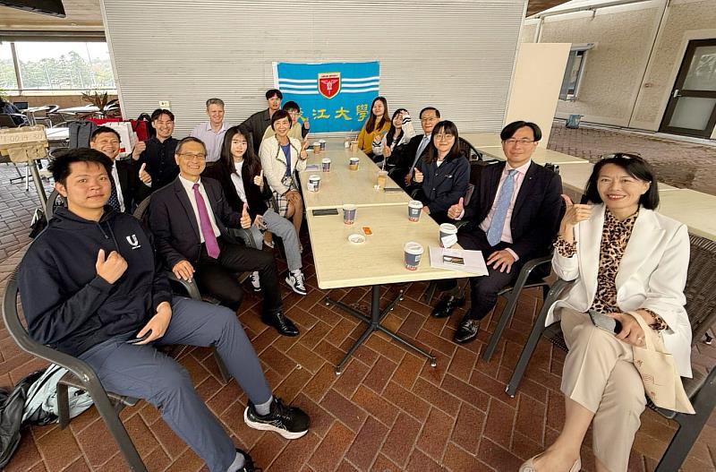 葛煥昭校長一行人與在昆士蘭大學研修的8名淡江學生茶敘。(圖/淡江大學提供)