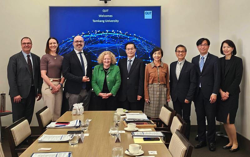 葛煥昭校長(左5 )一行人拜會昆士蘭理工大學,校長Professor Margaret Sheil AO(左4)接待並主持座談。(圖/淡江大學提供)